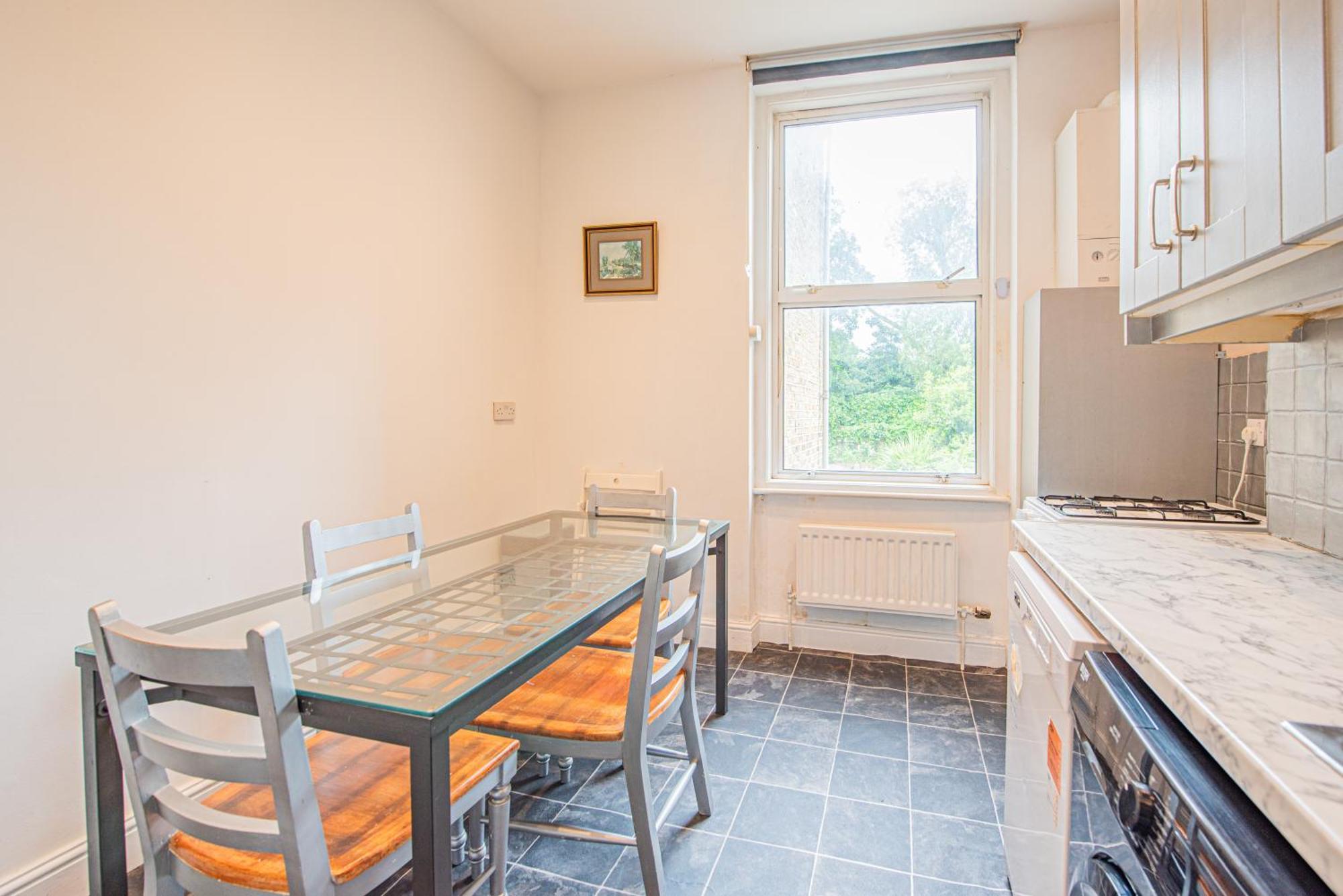 Charming Homely 3 Bedroom Flat In *